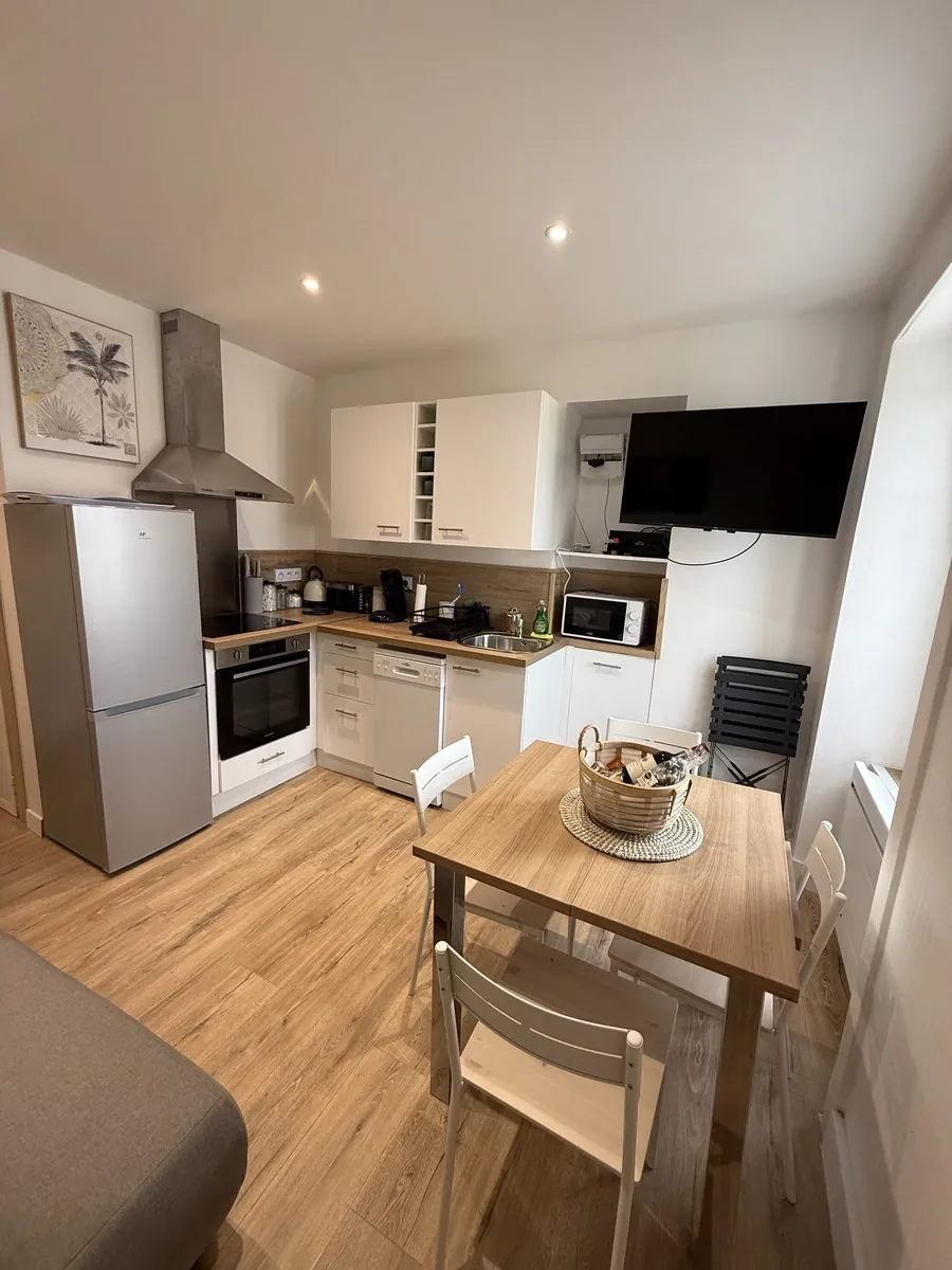 Cuisine équipée et coin repas de l’appartement Saphyr