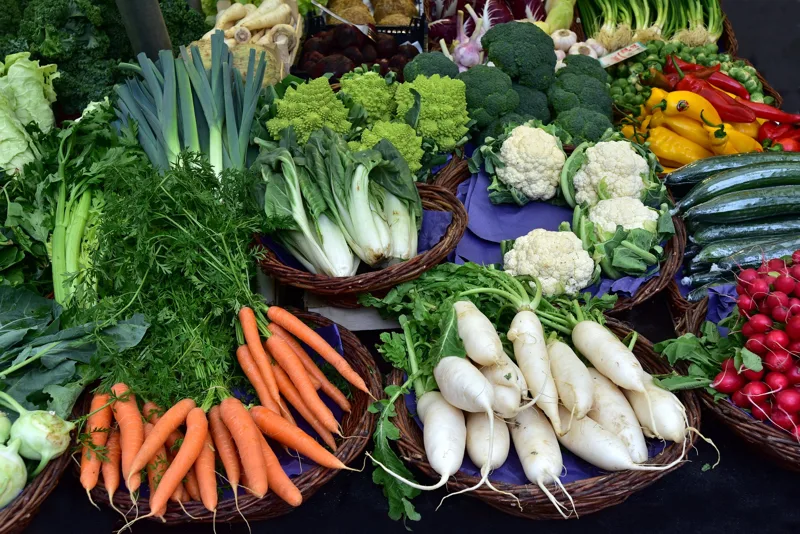 Gemüse an einem Marktstand – Symbolfoto
